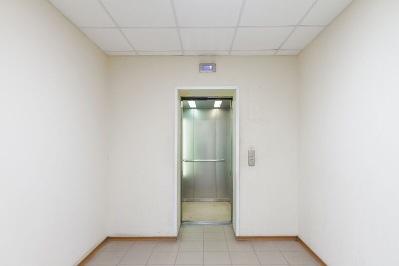 Файл:Челюскинцев 18-2 4 этаж (лифт).jpg