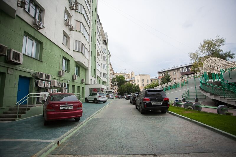 Файл:Орджоникидзе 23 парковка.jpg