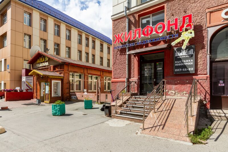 Файл:Красный проспект 13 Жилфонд.jpg