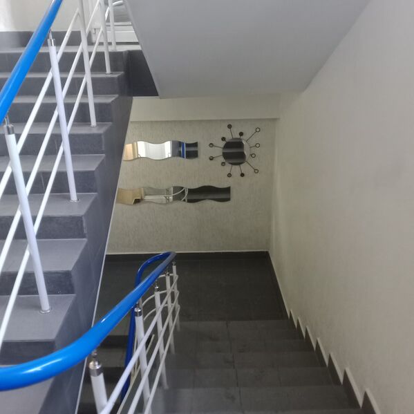 Файл:Челюскинцев 44-2 2 этаж (лестница).jpg