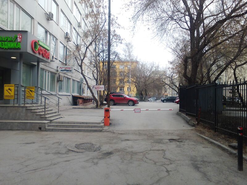 Файл:Фрунзе 5 (парковка).jpg