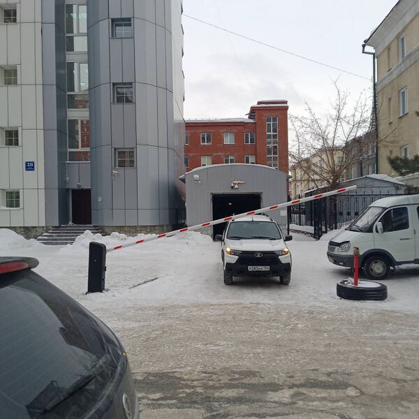 Файл:Державина 28 (парковка).jpg