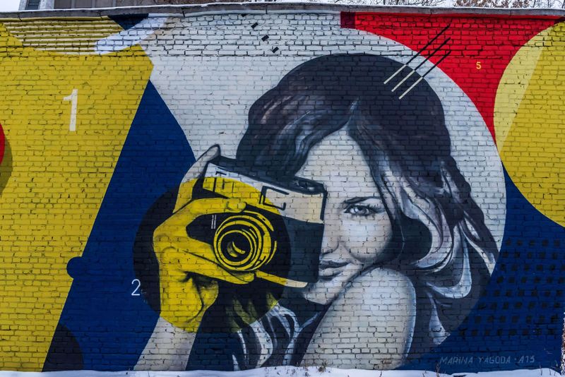 Файл:Девушка с фотокамерой.jpg